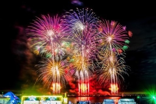 大阪・泉南の花火大会「泉州夢花火」センナンロングパークで3年ぶり開催、夜空を彩る無数の花火 - ファッションプレス